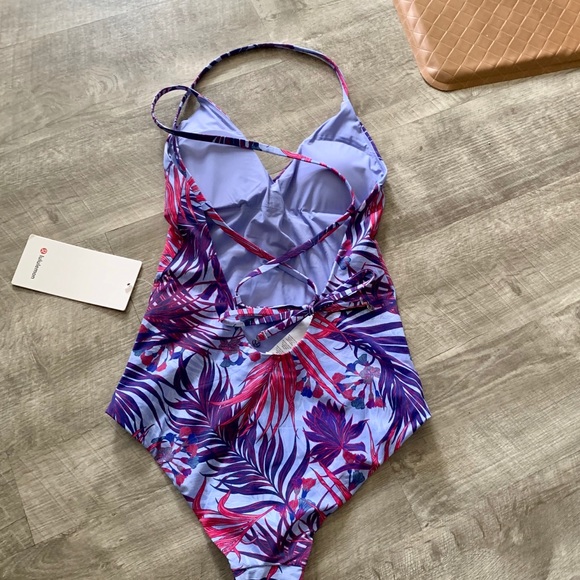 Lululemon weave the waves one-piece size6 - Picture 5 of 8